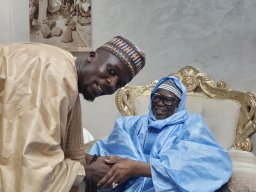VISITE CHEZ LE KHALIFE DES MOURIDES CONDUISANT UNE DELEGATION AU NOM DU KHALIFE DE MEDINA BAYE CHEIKH MAHI IBRAHIMA NIASS